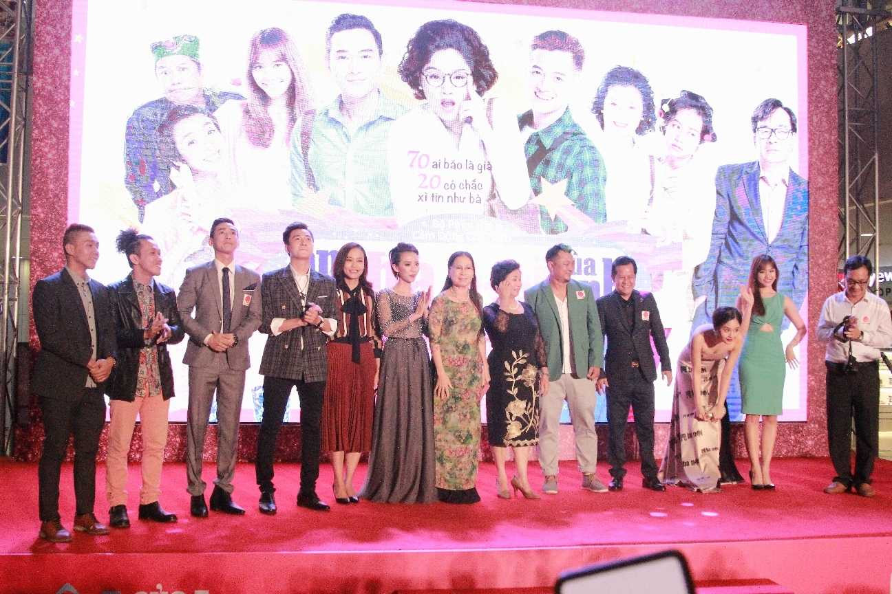 Thu Trang 'hút hồn' khán giả với vẻ gợi cảm khi dự sự kiện