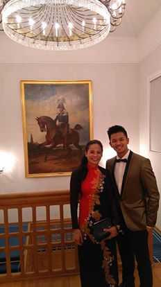 Trọng Hiếu cùng mẹ trong bữa 