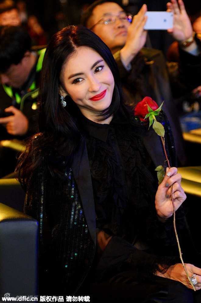 Từng xuống dốc khi chia tay Tạ Đình Phong và rơi vào trạng thái mệt mỏi phải truyền nước khi nghe tin chồng cũ tái hợp Vương Phi, người đẹp họ Trương đã lấy lại cân bằng.