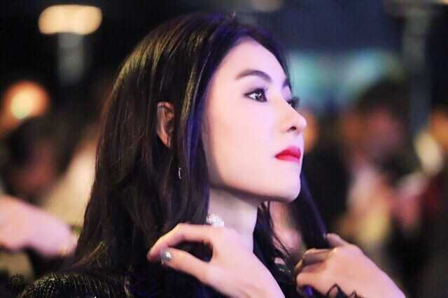 Từng xuống dốc khi chia tay Tạ Đình Phong và rơi vào trạng thái mệt mỏi phải truyền nước khi nghe tin chồng cũ tái hợp Vương Phi, người đẹp họ Trương đã lấy lại cân bằng.