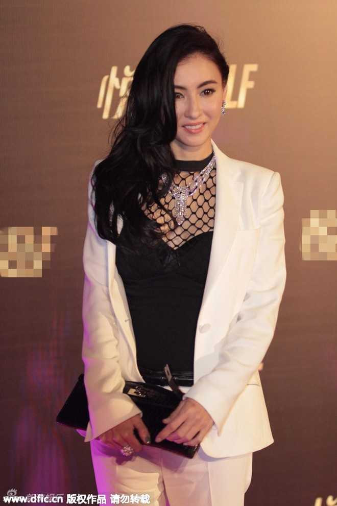 Từng xuống dốc khi chia tay Tạ Đình Phong và rơi vào trạng thái mệt mỏi phải truyền nước khi nghe tin chồng cũ tái hợp Vương Phi, người đẹp họ Trương đã lấy lại cân bằng.