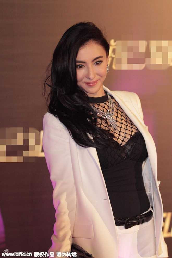  Từng xuống dốc khi chia tay Tạ Đình Phong và rơi vào trạng thái mệt mỏi phải truyền nước khi nghe tin chồng cũ tái hợp Vương Phi, người đẹp họ Trương đã lấy lại cân bằng.