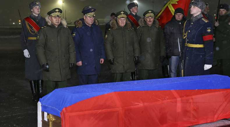 Quan chức Bộ Quốc phòng Nga đón nhận thi thể phi công Su-24