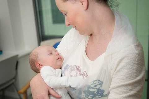 Bé Samuel Roberts mắc chứng suy giảm hệ miễn dịch do di truyền