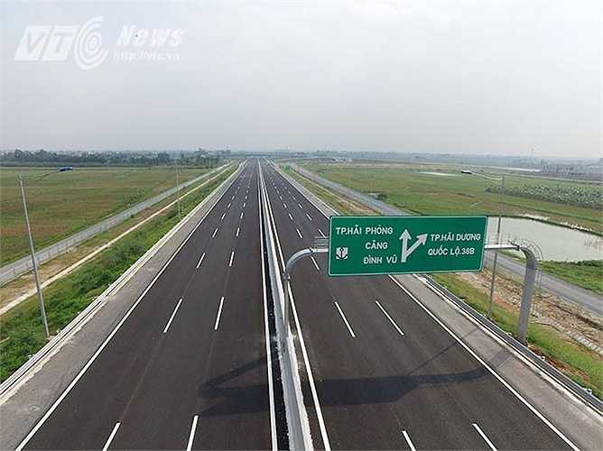Dự án cao tốc Hà Nội - Hải Phòng là cao tốc đầu tiên của Việt Nam xây dựng theo tiêu chuẩn quốc tế. Dự án được khởi công từ tháng 5/2008, dự kiến hoàn thành và thông xe toàn tuyến vào ngày 5/12/2015. Tổng mức đầu tư 45.487 tỷ đồng, từ nguồn vốn vay của Ngân hàng phát triển Việt Nam (VDB).