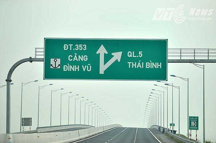 Tuyến cao tốc sẽ giảm tải cho quốc lộ 5, rút ngắn thời gian đi từ Hà Nội xuống Hải Phòng chỉ còn khoảng 1,5 giờ thay vì 2,5 giờ như trước đây. Điểm cuối tuyến cao tốc là cảng Ðình Vũ, quận Hải An (Tp. Hải Phòng). (Ảnh: Việt Linh)
