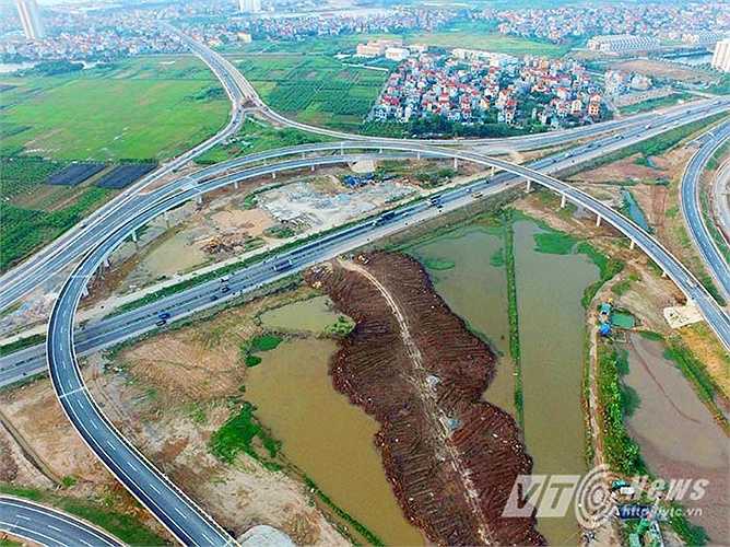 Điểm đầu của cao tốc nằm tại địa phận Hà Nội, nơi giao cắt với đường vành đai 3 (đường dẫn lên cầu Thanh Trì) thuộc địa phận phường Thạch Bàn (Long Biên, Hà Nội) và quốc lộ 5.