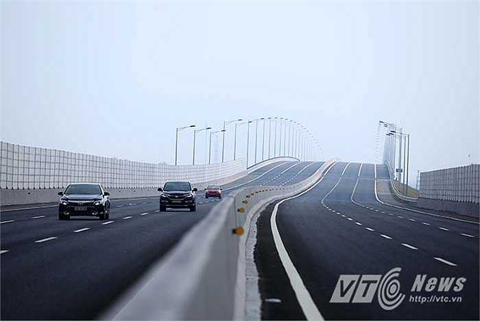 Cao tốc mới có tổng chiều dài toàn tuyến 105,5 km, quy mô 6 làn xe chạy, 2 làn dừng khẩn cấp, chiều rộng mặt cắt ngang bình quân 100 m, mặt đường rộng từ 32,5 đến 35 m.