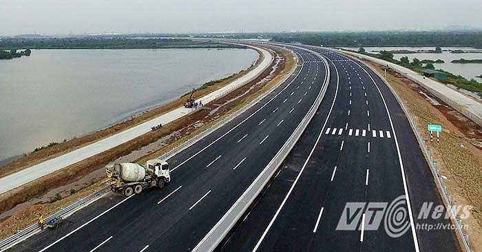 Ngoài ra còn có hơn 60 m đường gom hai bên, chủ yếu phục vụ làm đường dân sinh, lắp đặt hàng rào chống gia súc gia cầm đi vào.