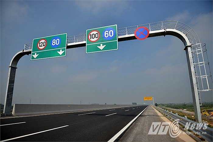 Vận tốc tối đa trên tuyến cao tốc này là 120 km/h, khoảng cách tối thiểu giữa các xe là 100 m. Các loại ôtô có tốc độ thiết kế dưới 60 km/h, xe máy, xe thô sơ không được phép lưu thông trên tuyến đường này.