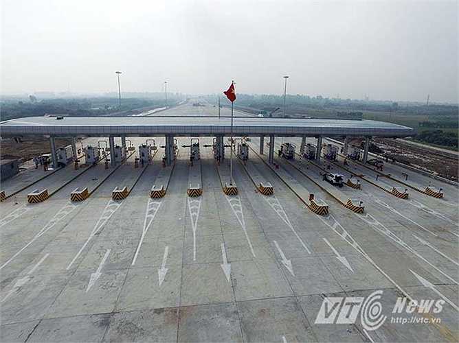 Trên tuyến cao tốc có hai trạm thu phí lớn tại vị trí đầu tuyến thuộc địa phận Hưng Yên với quy mô 14 làn thu phí và cuối tuyến thuộc địa phận Hải Phòng với quy mô 16 làn thu phí.