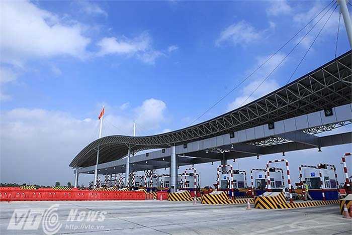 Ngoài ra, còn các trạm nhỏ bố trí trên nút giao với các đường quốc lộ với quy mô 4-10 làn thu phí.
