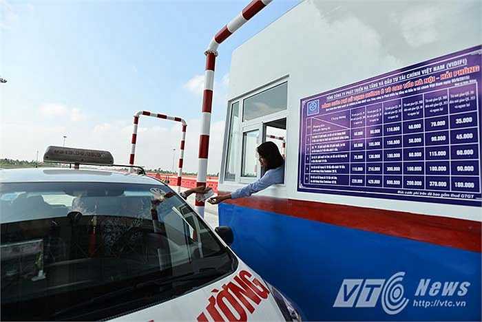 Đoạn tuyến 75 km được thông xe áp dụng mức thu phí tiêu chuẩn là 1.500 đồng/km/xe. Biểu giá mức thu phí để lưu thông trên đoạn tuyến này thấp nhất là 110.000 đồng đối với xe dưới 12 ghế ngồi, xe tải có tải trọng dưới 2 tấn, các loại xe buýt vận tải khách công cộng. Mức phí cao nhất đối với xe tải trọng từ 18 tấn trở lên, xe chở hàng container 40 feet là 600.000 đồng.