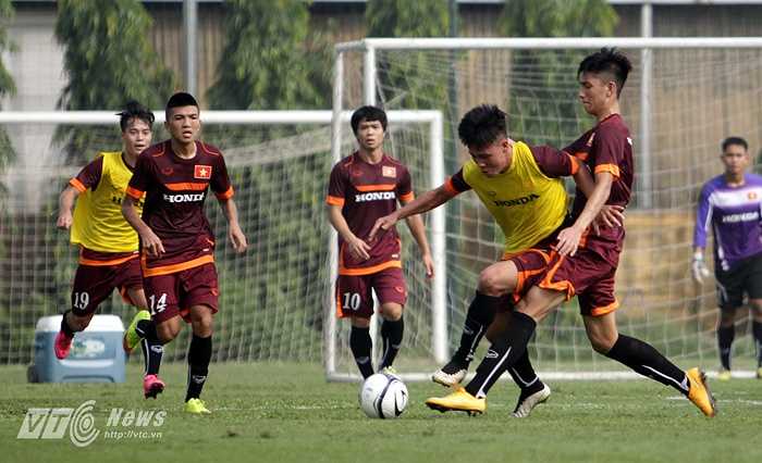 Nỗ lực đi bóng của tiền đạo Thanh Bình.