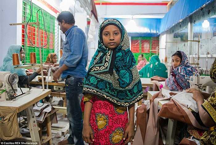 Có khoảng một triệu trẻ em trong độ tuổi từ 10-14 làm việc như lao động trẻ em ở Bangladesh, theo UNICEF. Thế nhưng, con số này còn có thể cao hơn khi độ tuổi được mở rộng. 
