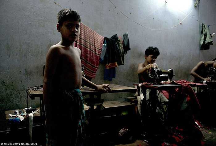 Trẻ em tại các xưởng may trái phép không có thời gian để đi học và chúng chỉ nhận được một nửa ngày nghỉ mỗi tuần. 