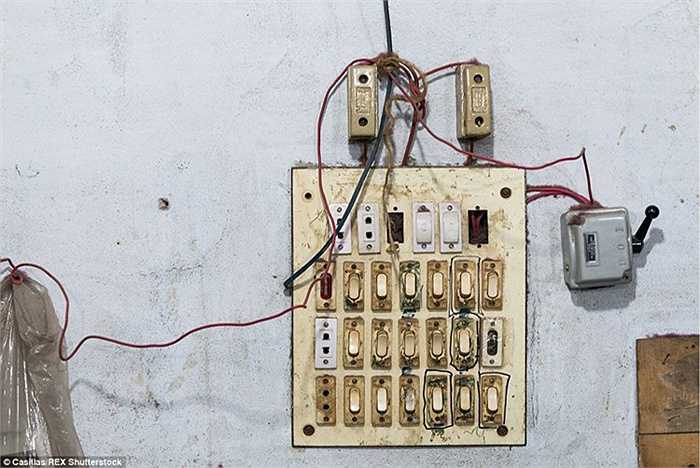 Bảng điện của một nhà máy trông khá sơ sài. Hầu hết các nhà máy có nguy cơ gặp tai nạn cháy nổ do hệ thống dây điện không đạt tiêu chuẩn an toàn. 