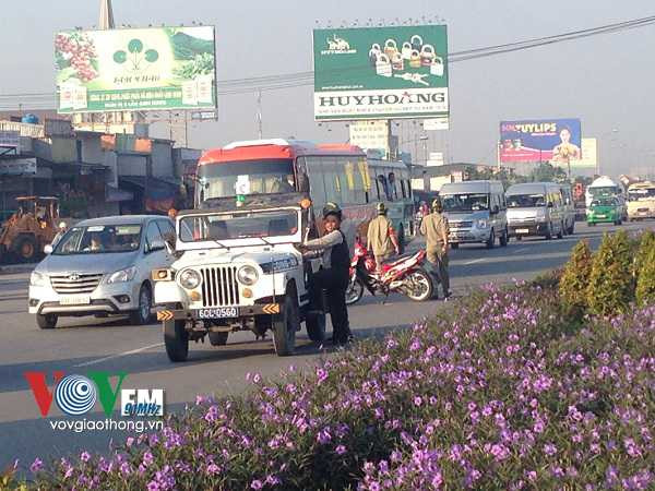 Nhận được tin báo, lực lượng chức năng sở tại và tổ xử lý tai nạn Dĩ An đã nhanh chóng có mặt tiến hành bảo vệ hiện trường, khám nghiệm điều tra làm rõ nguyên nhân vụ tai nạn