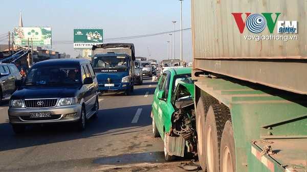 Theo nhiều người dân cho biết thời điểm xảy ra tai nạn tài xế xe container cho dừng xe trên làn ô tô để vào bên đường mua đồ nên dẫn đến tai nạn. Đến hơn 9h sáng cùng ngày hiện trường vụ tai nạn trên QL 1 A giữa xe taxi và xe container mới được lực lượng chức năng giải quyết xong