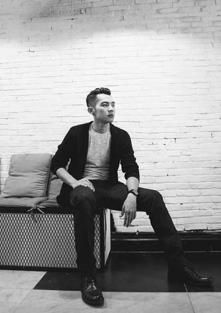 Chính vì lẽ đó, nam ca sĩ họ Mai đã thực hiện một bộ ảnh với những trang phục đời thường khá trẻ trung nhưng không kém phần lịch lãm, sang trọng với quần jean, kaki, áo sơ mi cùng áo khoác để tạo phong cách riêng cho mình cũng như che khuyết điểm.