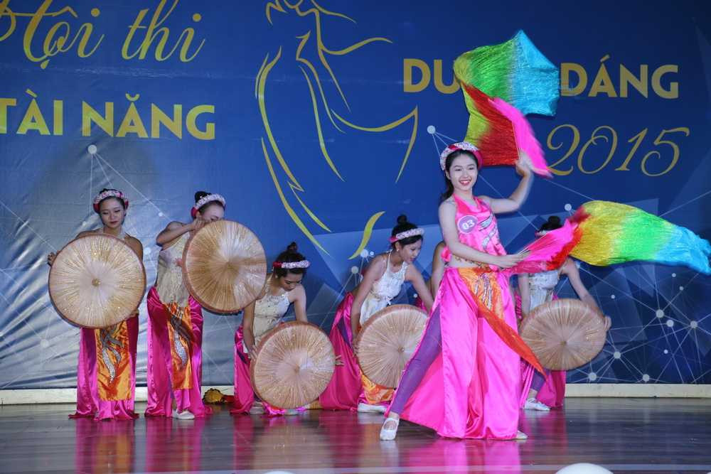 Với màn múa “Bèo dạt mây trôi” nhiều lớp nang, trường đoạn, được đầu tư công phu và kỹ lưỡng về trang phục, các động tác khó, cô Hoàng Linh Hương đã giành số điểm tuyệt đối từ phía 5 vị giám khảo trong phần thi tài năng.