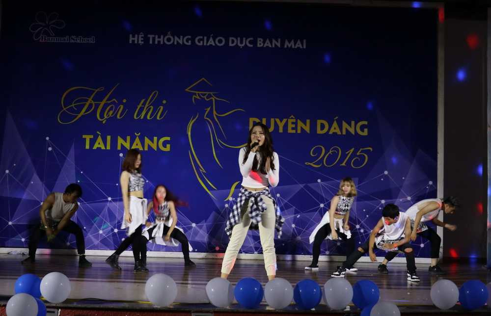 Với chiều cao 1m68 cùng màn nhảy và hát “My baby” bùng nổ trên sân khấu, cô giáo trẻ Phan Thị Ngọc được gọi là Hà Hồ phiên bản 2.