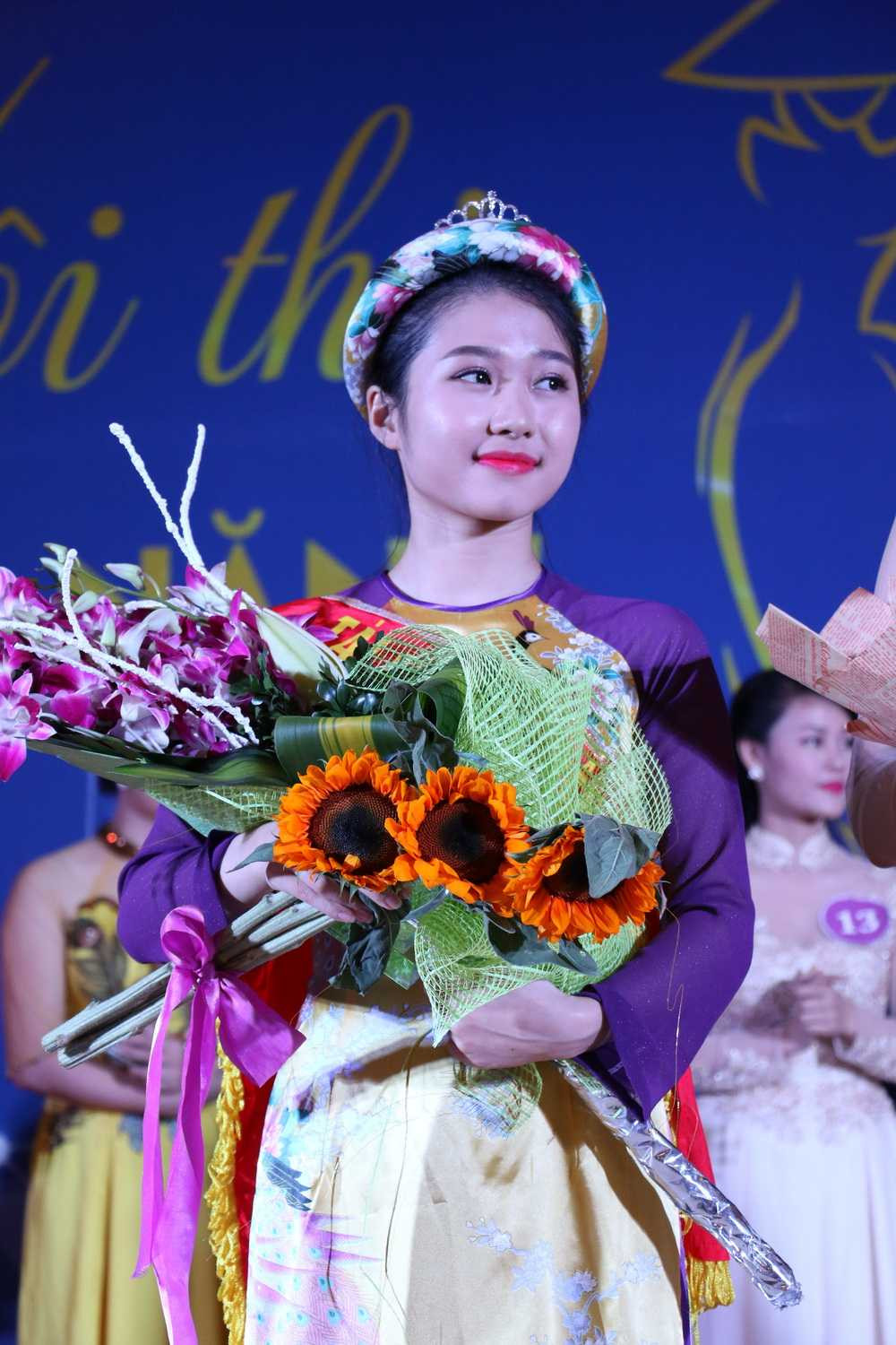 Cô Hoàng Linh Hương (Tổng phụ trách khối Tiểu học) đoạt ngôi vị cao nhất dành cho khối Hành chính Tổng hợp