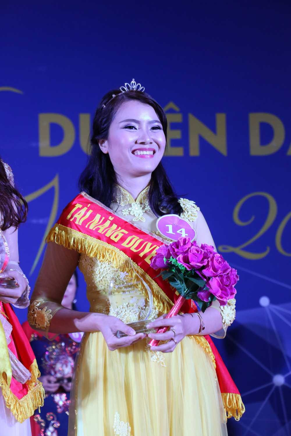 Cô Lê Thị Nga (khối Mẫu giáo Nhỡ - trường Mầm non) với màn nhảy hiện đại nóng bỏng, tự thiết kế trang phục trong phần thi trang phục tự chọn, cùng câu trả lời ngắn gọn, thông minh liên quan đến nghiệp vụ chăm sóc trẻ mầm non đã giành giải Nhất dành cho nữ giáo viên khối Mầm non.