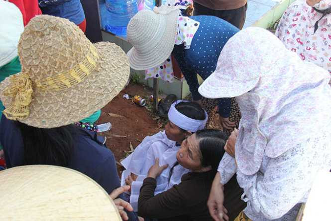 Bà Long (mặc áo tang) liên tục quỵ ngã trên đường đưa chồng về cõi vĩnh hằng - Ảnh: Trần Mai