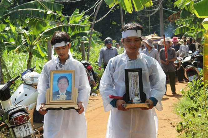 Hai con trai ông Bảy trong đám tang cha - Ảnh: Trần Mai
