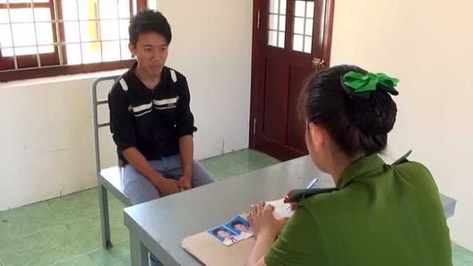 Tạ Tấn Đạt tại cơ quan công an - Ảnh: Hoài Thương