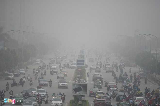 Sáng 2/12, Hà Nội bị sương mù dày đặc bao phủ. Trong ảnh, khu vực đường Dương Đình Nghệ, quận Cầu Giấy.