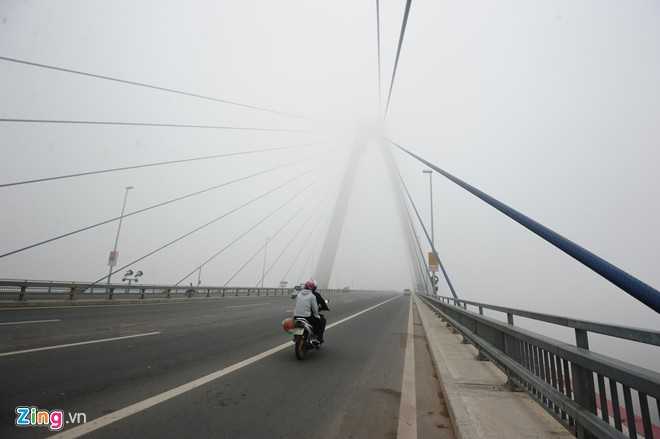 Cầu Nhật Tân lúc 9h.