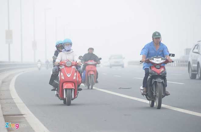 Người dân cho biết, lúc 6h sáng không thể nhìn thấy đường đi ở khu vực này.