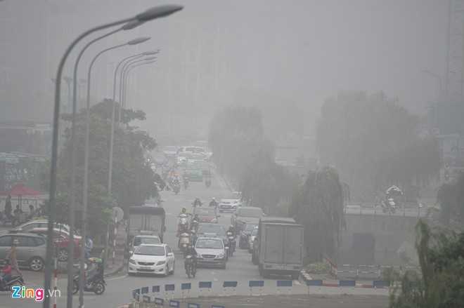 Đến 9h, nhiều nơi vẫn bị sương bao phủ dầy đặc. Ảnh chụp trên phố Mạc Thái Tổ, quận Cầu Giấy.