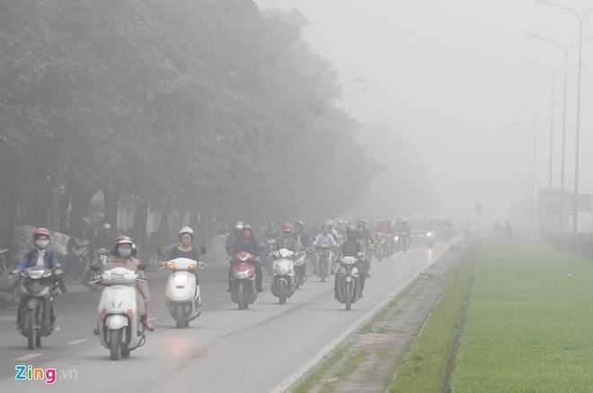 Khu vực đường Tôn Thất Thuyết, nhiều phương tiện bật đèn để lưu thông.