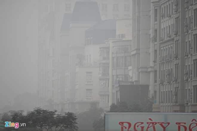 Các khu đô thị ở khu vực phía Tây Nam (quận Nam Từ Liêm) mờ ảo phía sau làn sương.