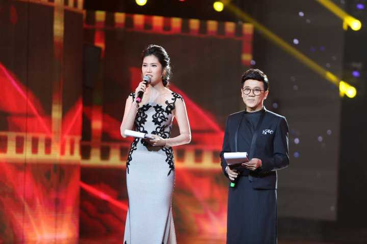 Bạn dẫn cùng cô là NSƯT Thành Lộc, nam nghệ sĩ nổi tiếng với khả năng ứng biến linh hoạt cả trong cách dẫn và ngôn từ