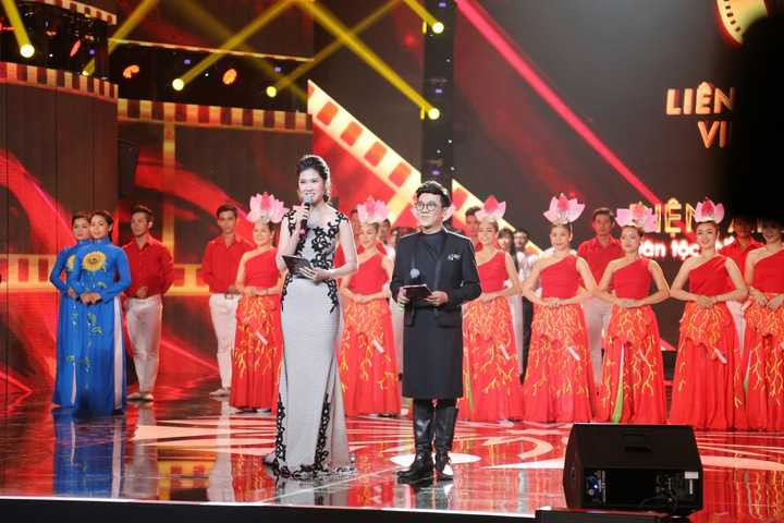 Dù thế, khi lần đầu dẫn cùng Thành Lộc, Thu Hằng không hề tỏ ra lép vế