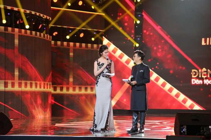 Cô duyên dáng và khéo léo gợi mở câu chuyện theo cách riêng của mình và ăn ý phối hợp cùng bạn dãn tạo ra những tình tiết hài hước hoạt náo cho cả khán phòng phần nào làm giảm bớt tính nghiêm túc của một liên hoan phim tầm cỡ quốc gia