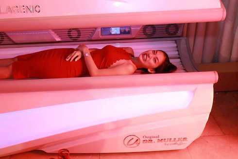 Top 6 HKAD 2014 Nguyễn Ngọc Anh Thư thử dòng máy.