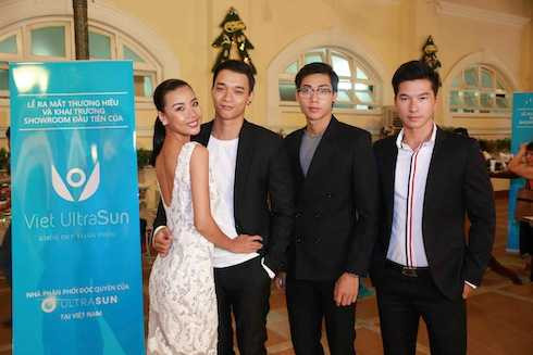 Các người mẫu Lại Thanh Hương, Mạnh Hiệp, Hữu Long, Văn Nam.