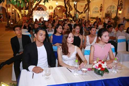 Các người đẹp của cuộc thi Siêu mẫu và VNTM đến tham gia sự kiện.