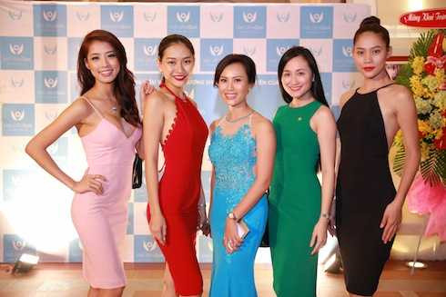 Các người đẹp Hoa khôi Áo dài chụp hình cùng bà Lê Thụy Anh Thư, Giám đốc Việt Ultrasun đồng thời là chủ nhân bữa tiệc.