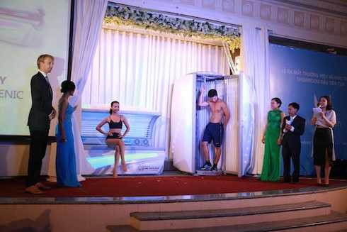 Lại Thanh Hương, Vũ Mạnh Hiệp khoe hình thể chuẩn khi thử sử dụng dòng máy kích thích da tự tái tạo Collagen.