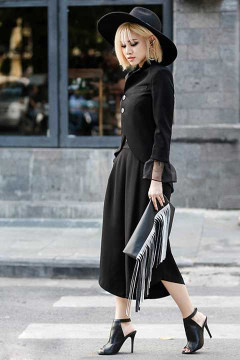 Cô chia sẻ: Ngoại hình là yếu tố cũng rất quan trọng để thể hiện sự tôn trọng của người nghệ sĩ dành cho khán giả, nhất là với những ca sĩ trẻ như Yến Lê. Bản thân mình biết cách thay đổi để khác biệt, để luôn mới mẻ trong mắt mọi người nhưng vẫn thể hiện đúng bản chất riêng mà không lẫn vào ai.