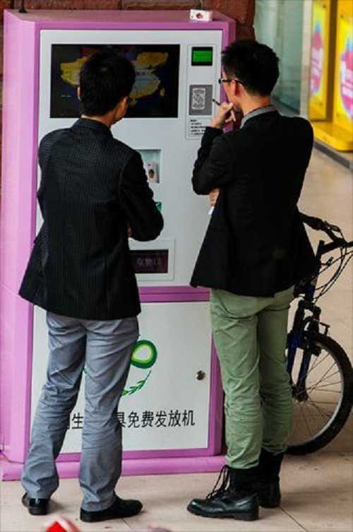 Một máy phát bao cao su miễn phí tại trường đại học Trùng Khánh