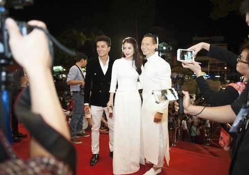 Cả hai thu hút sự chú ý của truyền thông khi diện đồ cặp. 