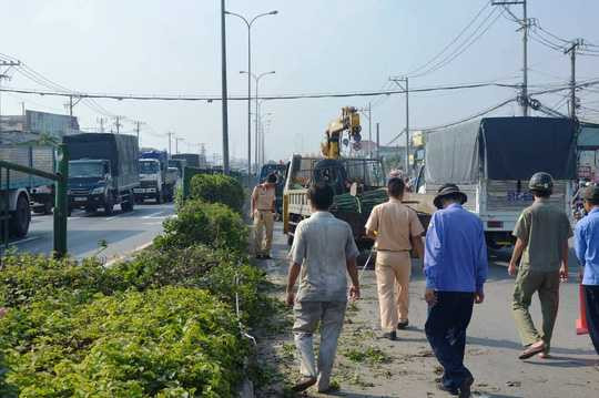 Chiếc xe tải cẩu được đưa đi khỏi hiện trường vụ tai nạn