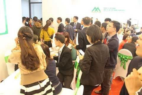 Hàng trăm khách hàng háo hức chờ đến lượt để được “mục sở thị” căn hộ…
